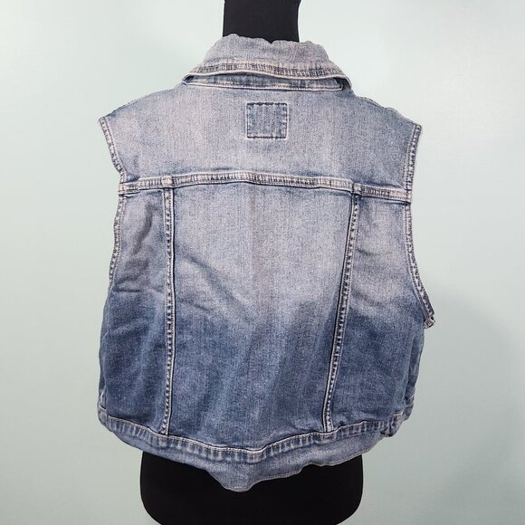 Torrid Women’s Denim Jean Vest Size 3 Cropped Light Wash Collared
Lot H - Picture 2 of 6